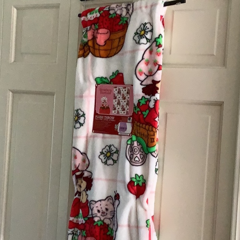 NWT Strawberry Shortcake Plush Blanket